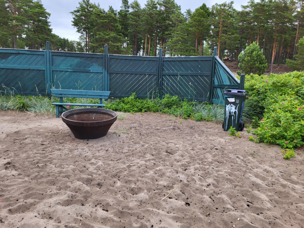 Grillplatsen har ett vindfång bakom