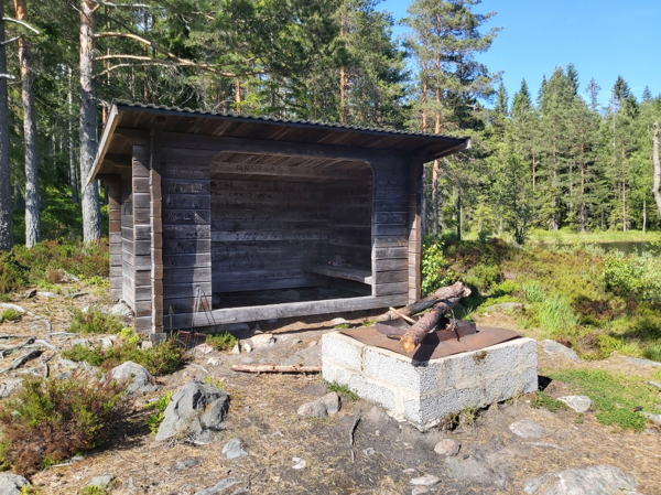 Eldstad framför vindskyddet