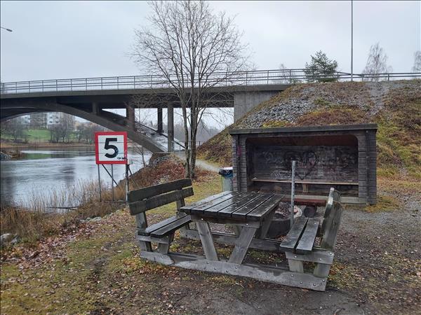 Grillplatsen ligger nära bron över älven