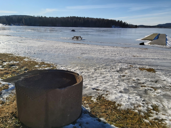 Eldstad med bryggan i bakgrunden