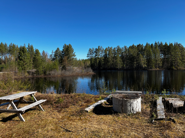 Bänkbord och eldstad