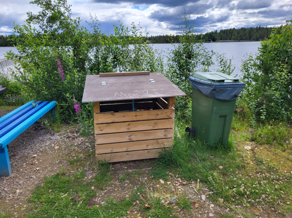 Vedförråd och soptunna