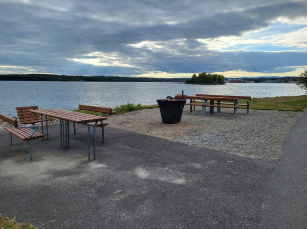 Bord, sittbänkar och eldstad