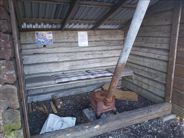 Insidan av vindskyddet med en liten kamin