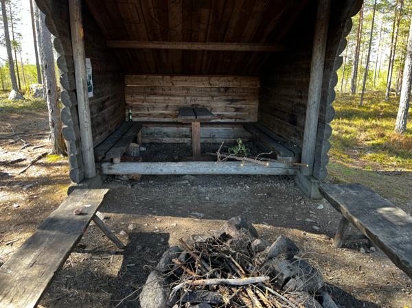 Bord och bänkar i slogboden