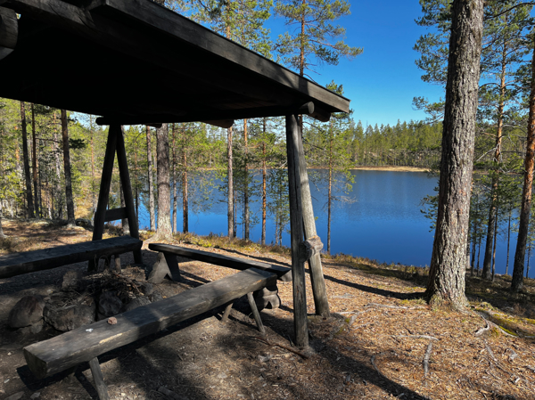 Eldstad och bänkar under tak