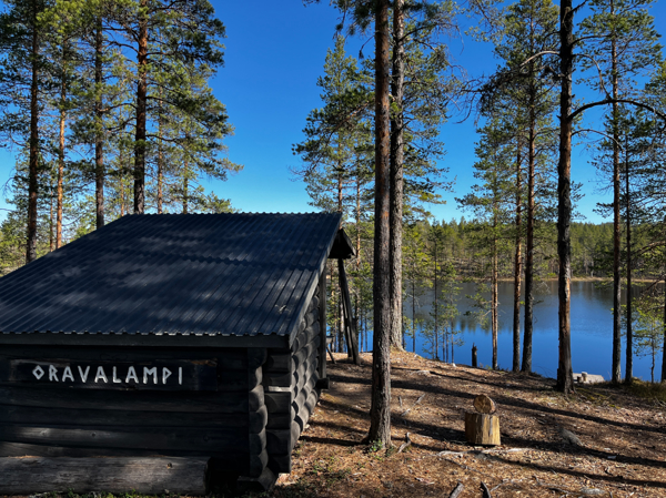 Slogbod med vy över tjärnen