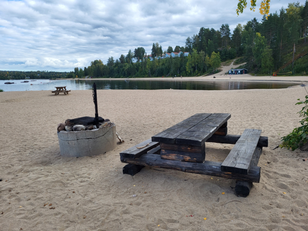 Eldstad och bänkbord