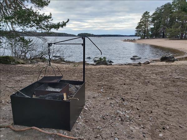 Eldstad med sandstranden i bakgrunden