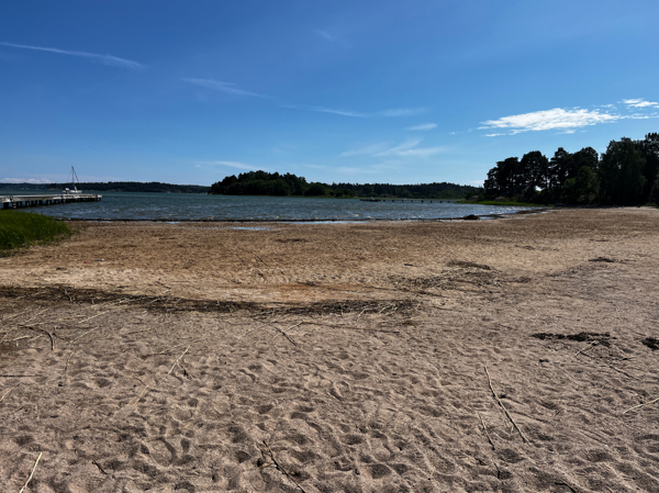 Stranden som är en bit bort