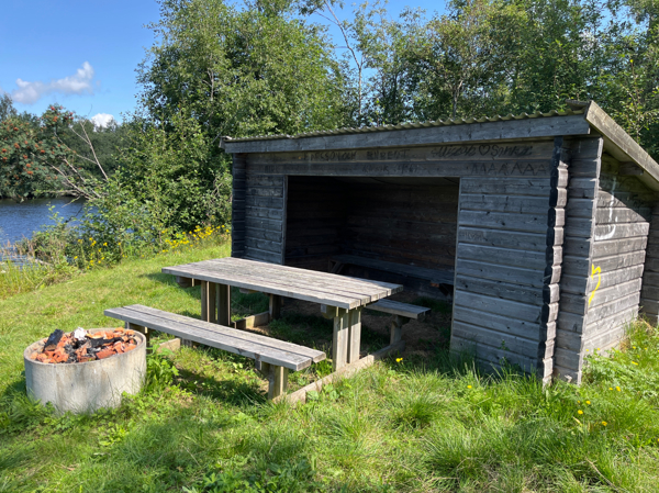 Eldstad, bänkbord o vindkydd