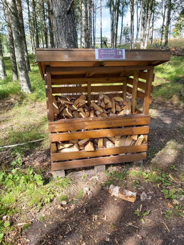 Vedförråd längs den södra stigen från bron