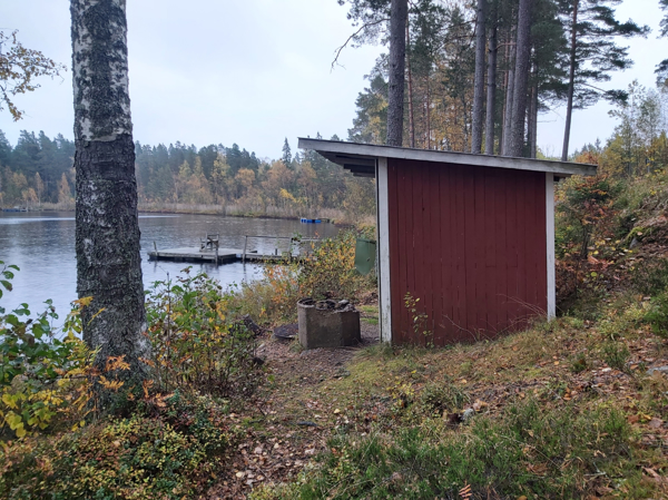 Vindskyddet med bryggan i bakgrund