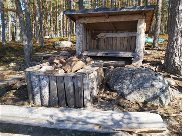 Eldstaden med vindskyddet bakom