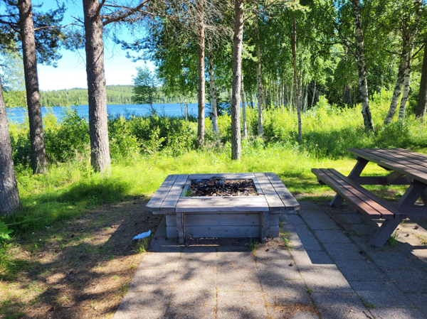 Eldstad och bänkbord med utsikt mot Ångermanälven