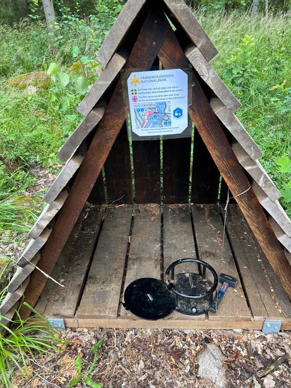 Vedklyv vid skyddet. Ved finns vid ingången att såga upp