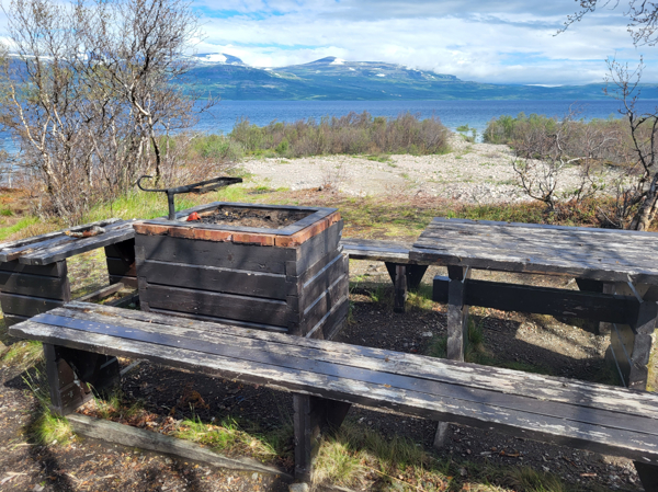 Eldstad, bord och bänkar