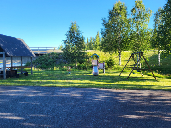 Grillplats med liten lekplats intill