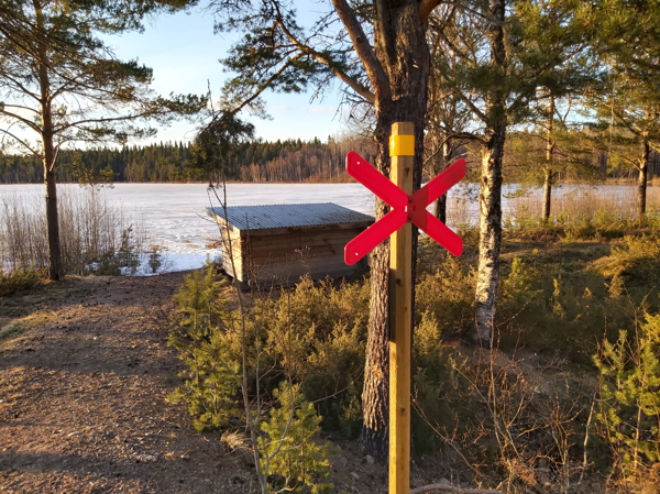 Vy mot vindskyddet och sjön