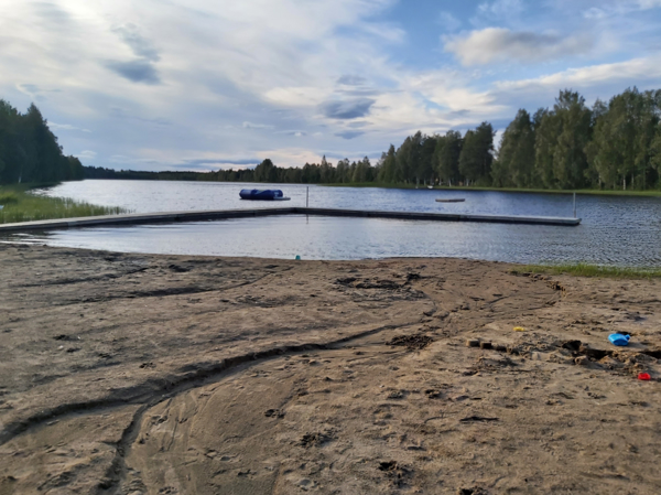 Strand och badbrygga