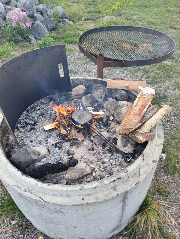 Eldstad med svängbart galler