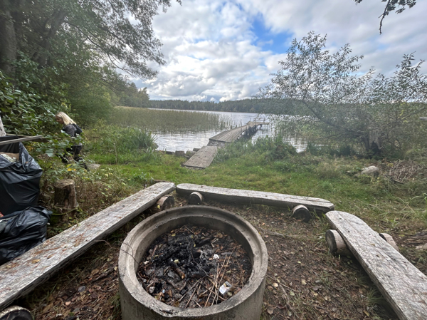 Vid bryggan lite småskräpigt