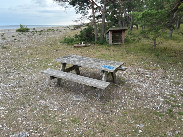 Bord och tom vedlåda