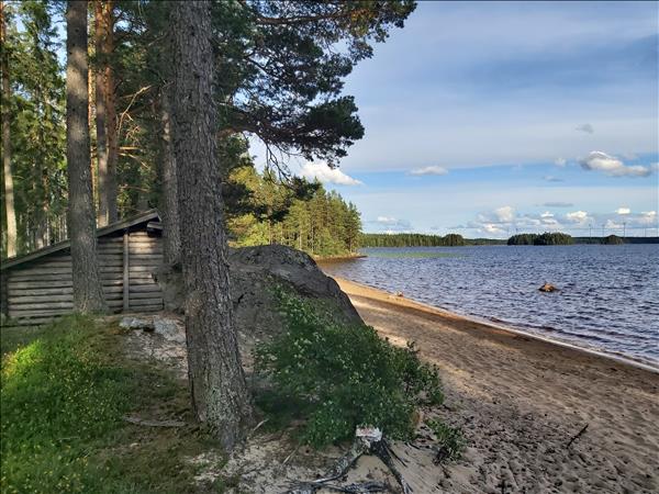 Grillplatsen ligger i kanten av sandstranden