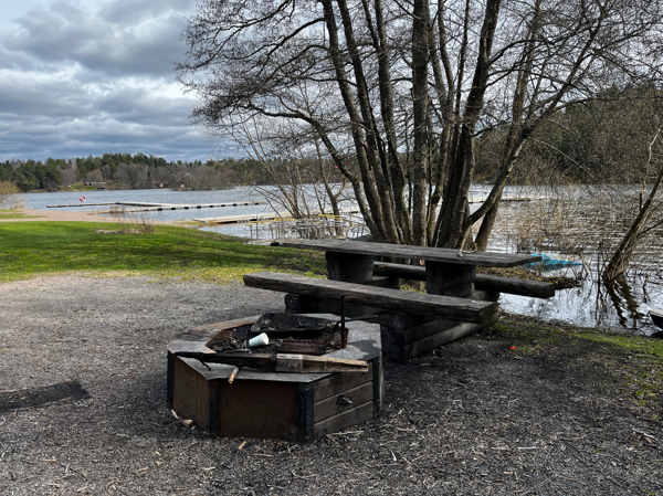 Eldstad och bänkbord