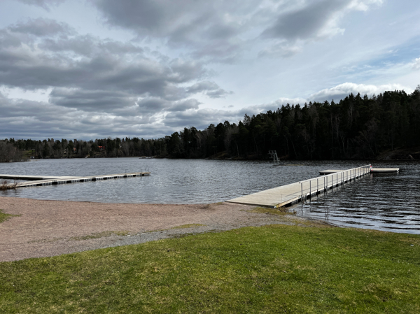 Sandstrand och bryggor