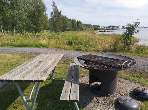 Bänkbord och eldstad