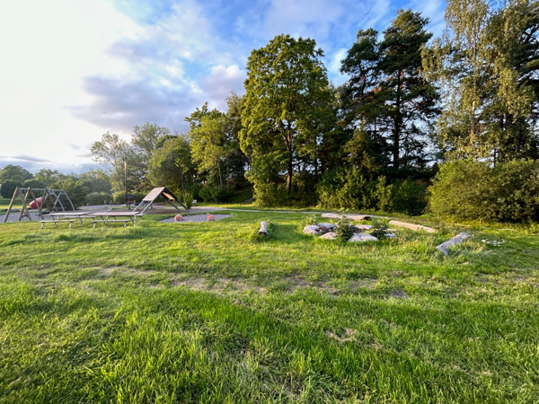 Skälbyparken med lekplats i bakgrunden