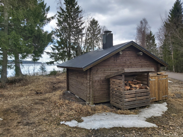 Vedförråd och sophantering på baksidan