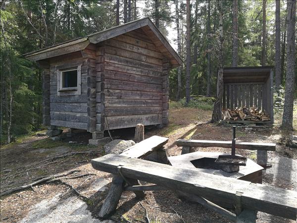 Eldstaden med raststugan i bakgrunden