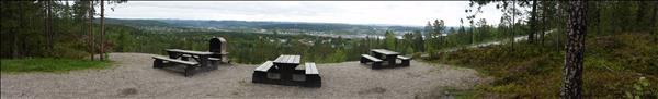 Panoramavy från grillplatsen över Sundsvalls stad och Sundsvallsbron