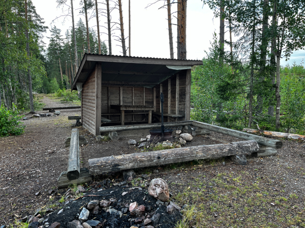 Vindskydd med eldstad framför