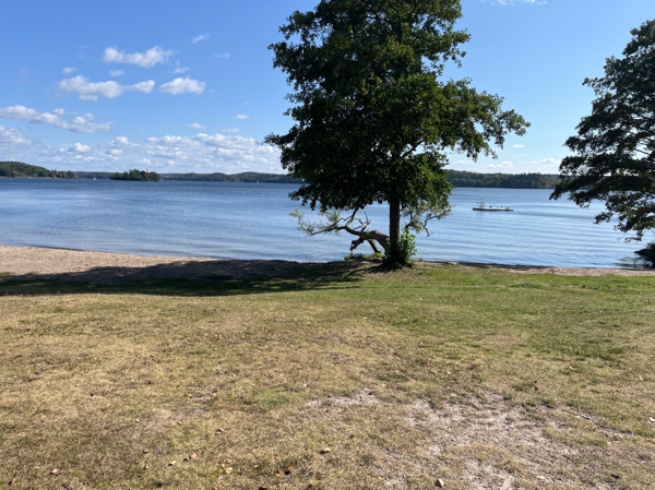 Strand och litet hopptorn 