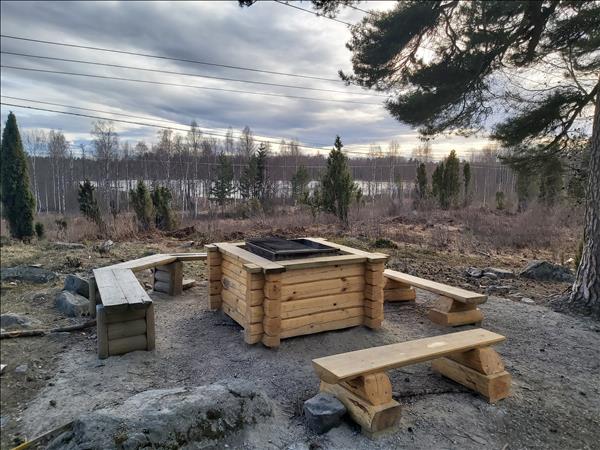 Eldstad med bänkar runt