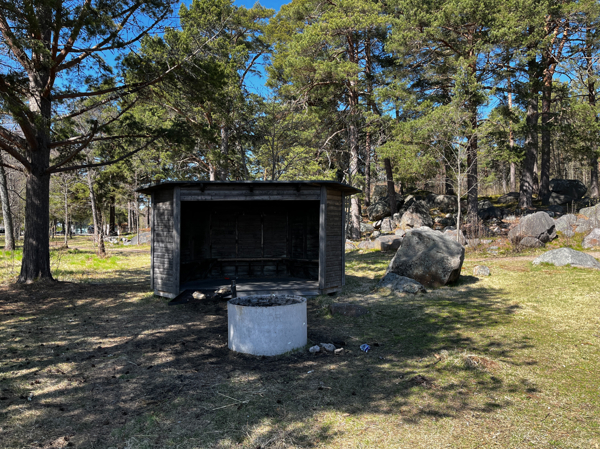 Eldstad framför vindskyddet