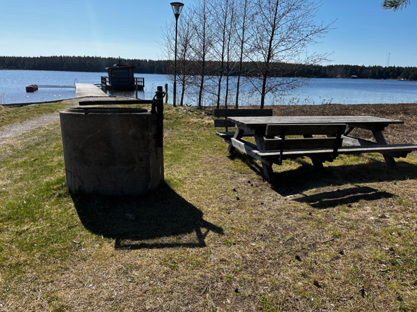 Eldstad och bänkbord