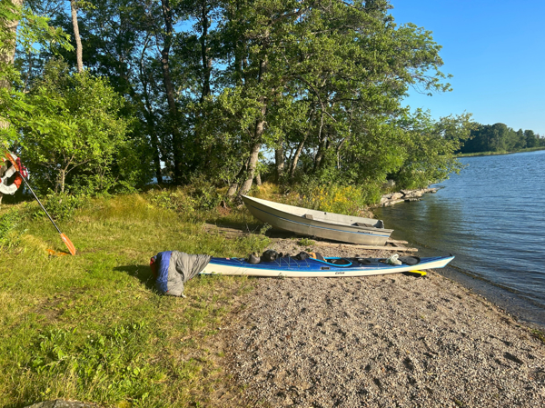 Strand där en mindre brygga finns