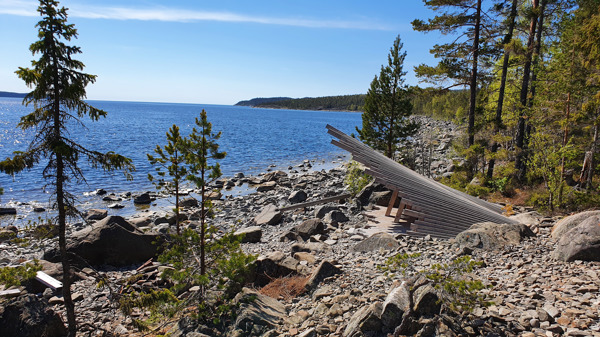 Vindskydd och utsikt. Eldstad nere till vänster.