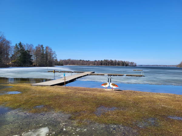 Badstrand med bryggor