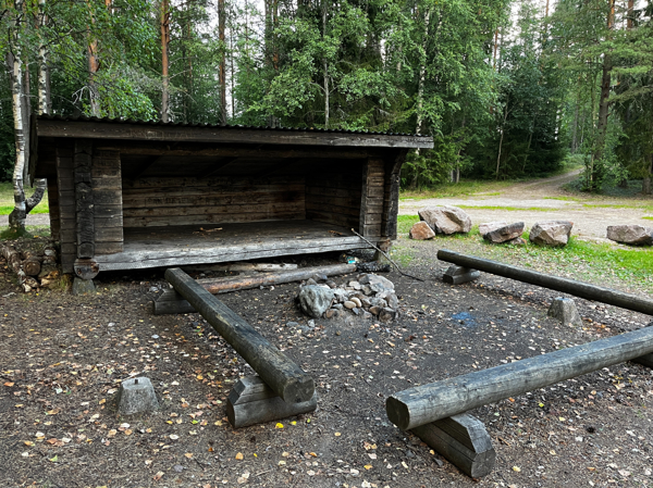 Vindskydd med eldstad framför