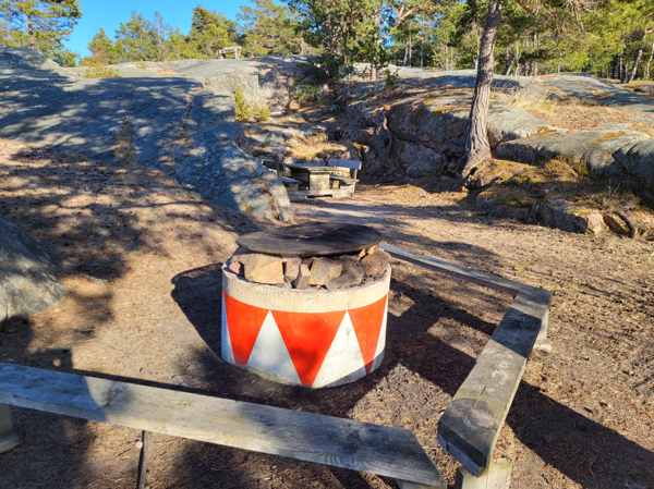 Grillplatsen med bänkbordet i bakgrunden