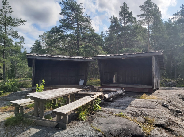 Bänkbordet framför vindskydden