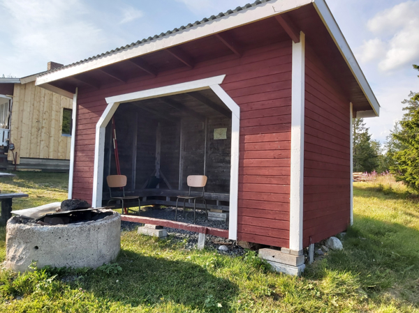 Eldstad och insidan av vindskyddet