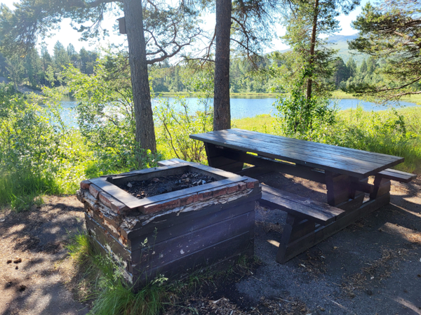 Eldstad och bänkbord