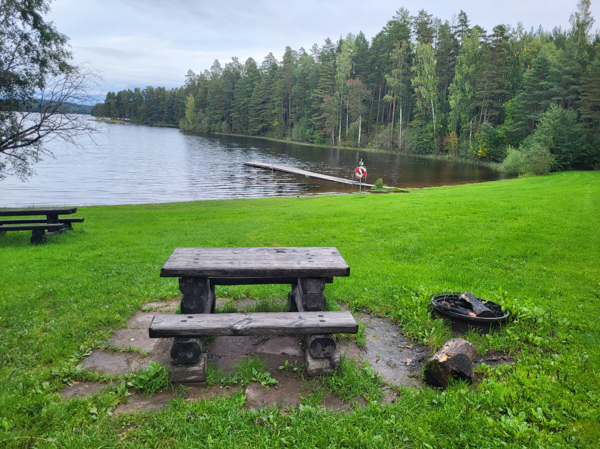 Bänkbord och eldstad