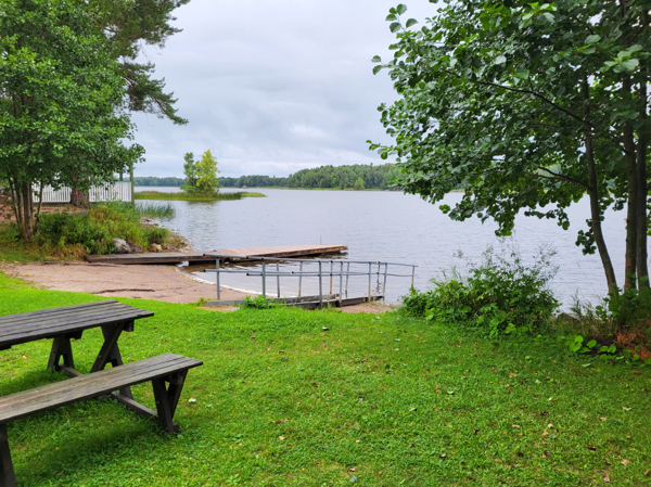 Strand med metallramp med räcken